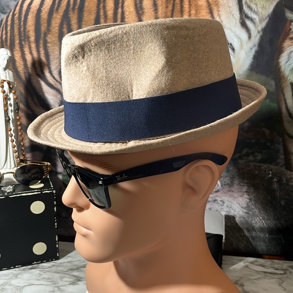 RAY-BAN SUNGLASSES. NEW WITH CASE AND BOX. MADE IN ITALY - Picture 15 of 16